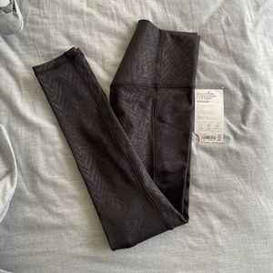 Athleta salutation stash pocket II  7/8 tight